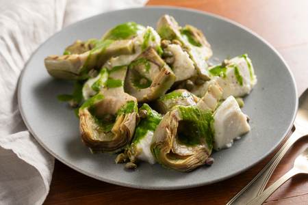 Gegrillte Artischocken mit Fiordilatte und Kräutersauce