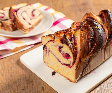 Babka mit Zitrone und Blaubeeren