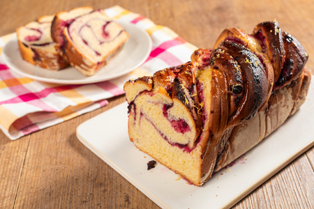 Babka mit Zitrone und Blaubeeren