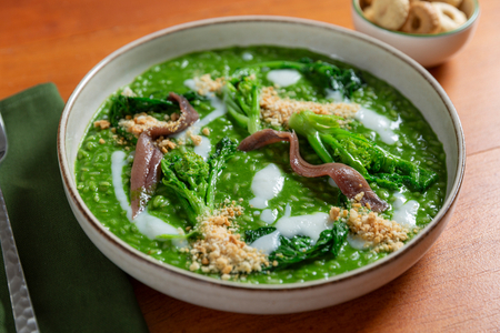 Risotto mit Rübstiel, Sardellen und Knoblauchsauce