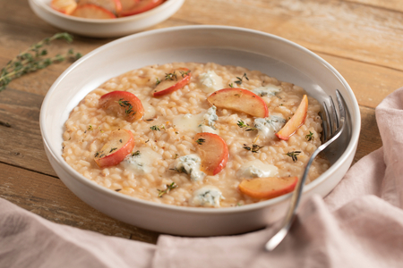 Risotto mit Äpfeln und Gorgonzola