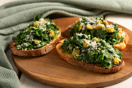Bruschetta mit dicken Bohnen und Kräutern