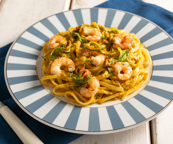 Pasta mit Zucchiniblüten-Pesto und Garnelen