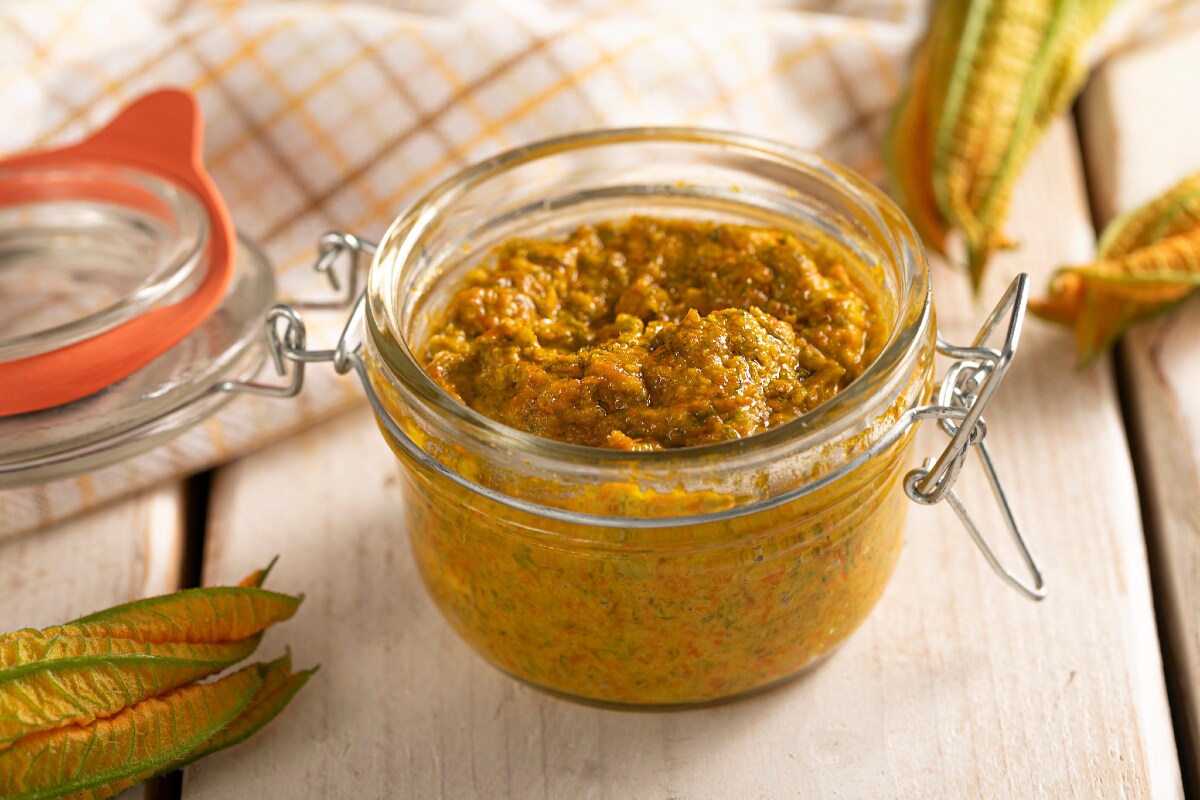 Pesto mit Zucchiniblüten