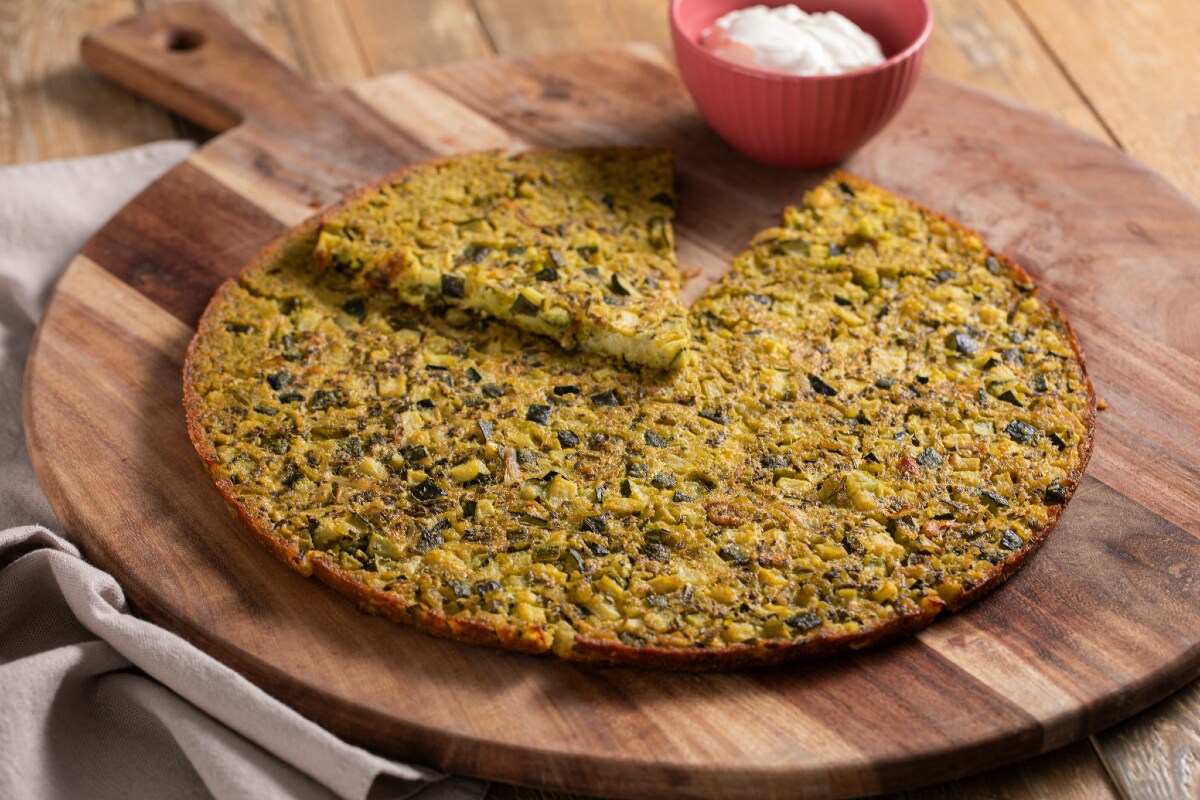 Kichererbsenmehlfladen mit Erbsen und Zucchini