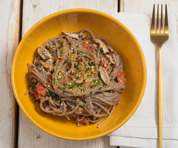 Buchweizenspaghetti mit Sardellen und Kirschtomaten