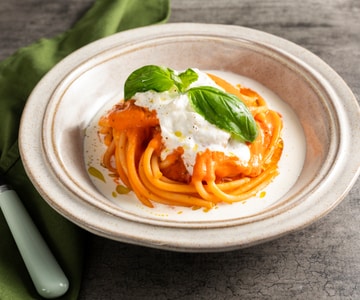 Pasta mit Kirschtomatensoße und Stracciatella
