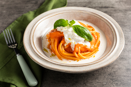 Pasta mit Kirschtomatensoße und Stracciatella