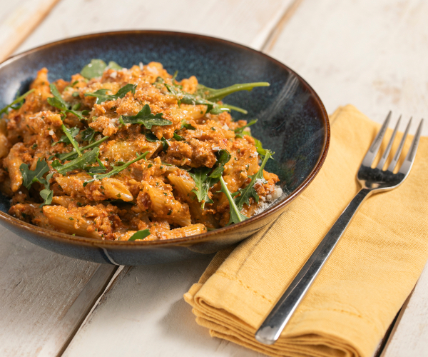 Mezze Penne mit rotem Pesto und Rucola