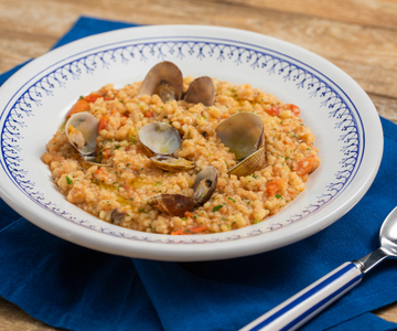 Fregola mit Venusmuscheln und Kirschtomaten