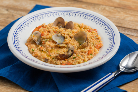 Fregola mit Venusmuscheln und Kirschtomaten