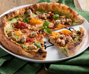 Pizza mit mit Pesto und Ricotta gefülltem Rand