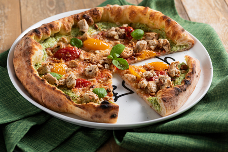 Pizza mit mit Pesto und Ricotta gefülltem Rand