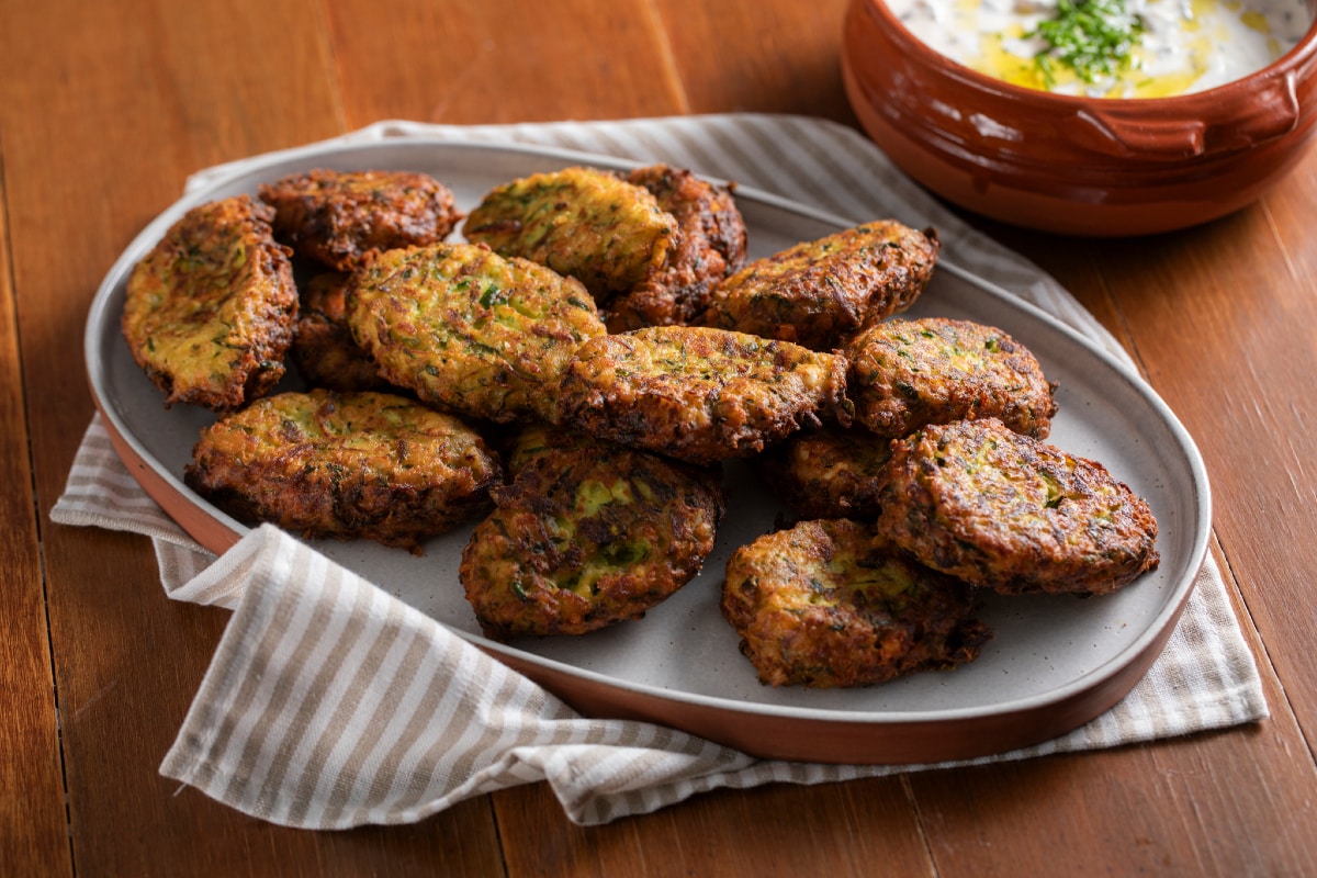 Zucchini- und Feta-Puffer mit Joghurtsoße