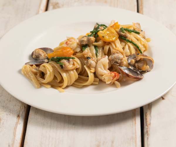 Pasta mit Venusmuscheln, Garnelen und Queller