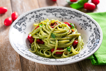Pasta mit Pesto und Kirschtomaten