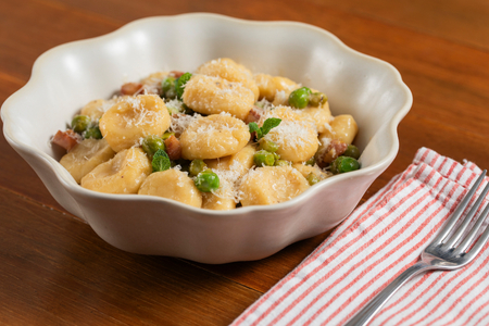 Ricotta-Gnocchi mit Erbsen, Pecorino und Guanciale
