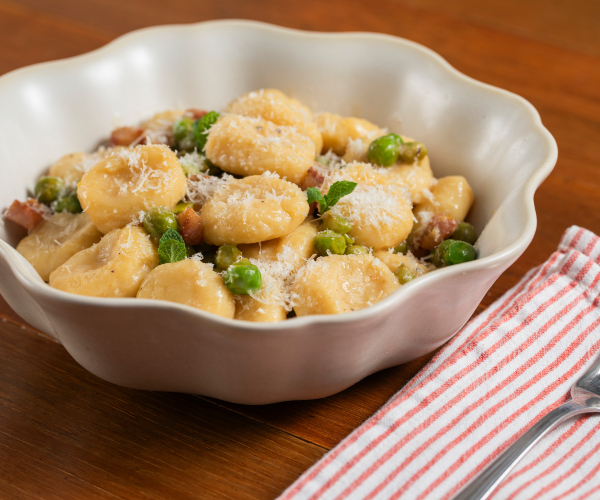 Ricotta-Gnocchi mit Erbsen, Pecorino und Guanciale