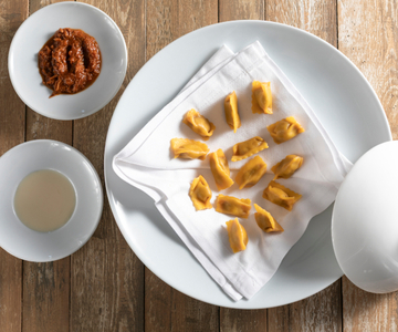 Plin gefüllt mit neapolitanischem Ragù