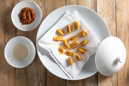 Plin gefüllt mit neapolitanischem Ragù