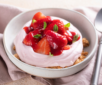 Becher mit Erdbeer-Chantilly