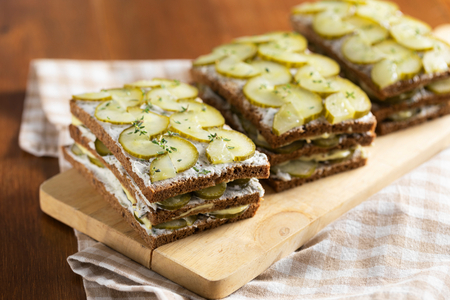 Gurkensandwich mit Ziegenkäse