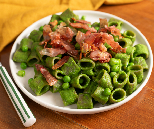 Buchweizennudeln mit Erbsencreme und knusprigem Speck