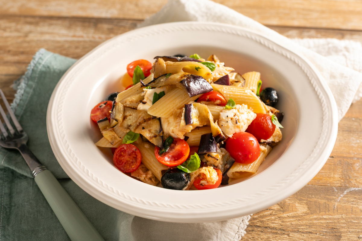 Kalter Nudelsalat mit Mozzarella und gegrillten Auberginen