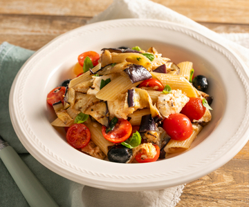 Kalter Nudelsalat mit Mozzarella und gegrillten Auberginen