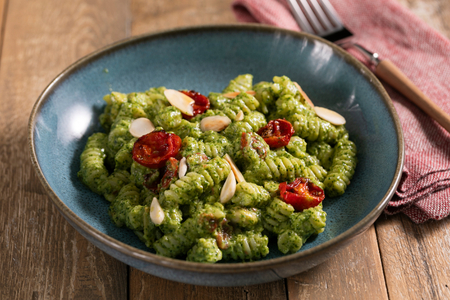 Kalte Pasta mit Rucola-Pesto und Kirschtomaten