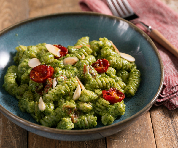Kalte Pasta mit Rucola-Pesto und Kirschtomaten
