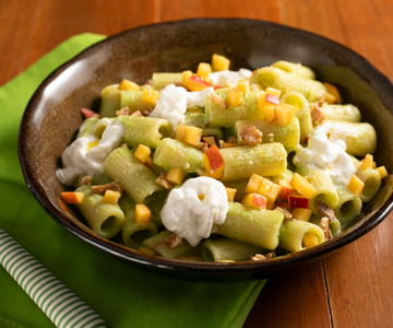 Kalter Nudelsalat mit Zucchini-Creme, Pfirsichen und Stracciatella