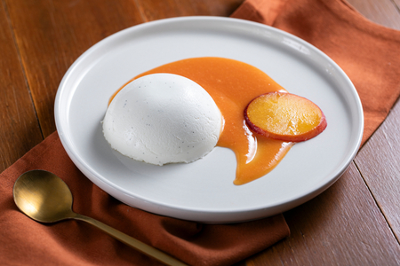 Panna Cotta mit Pfirsichcoulis