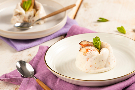 Halbgefrorenes mit Feigen und Nüssen