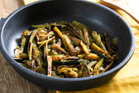 Leckere Zucchini in der Pfanne mit Zwiebeln