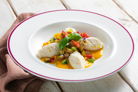 Ricotta-Gnudi mit Gemüseragout