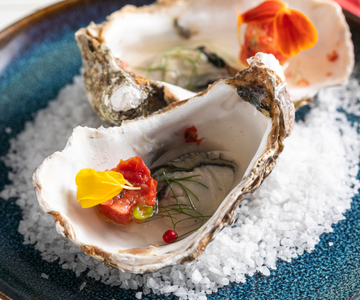 Tomatentatar in zwei Konsistenzen mit Austerngelee