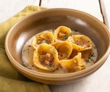 Kürbis-Amaretti-Cappellacci auf Provola-Fondue