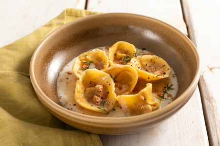 Kürbis-Amaretti-Cappellacci auf Provola-Fondue