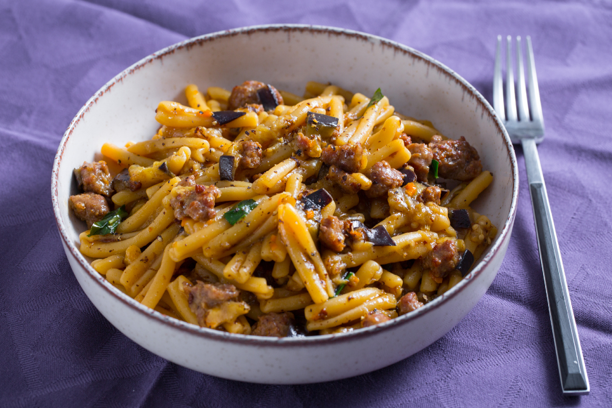 Pasta mit Auberginen und Wurst
