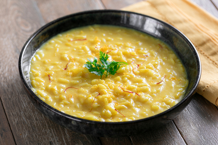 Gelbes Risotto mit Orange