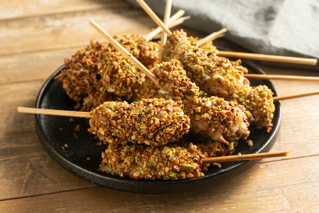 Garnelenspieße mit Pistazien