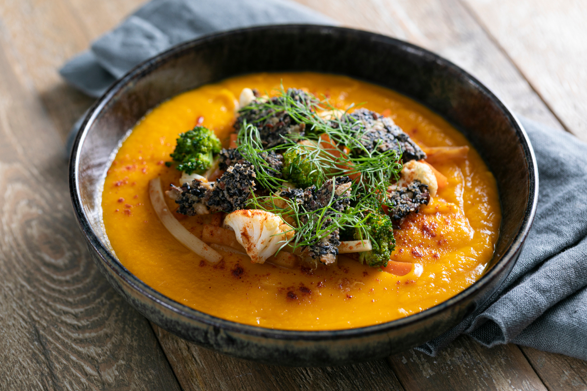 Geröstete Kürbiscremesuppe mit knusprigem Gemüse