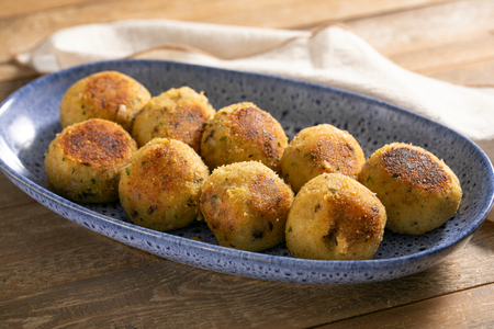 Käsebällchen mit Pilzen und Kartoffeln