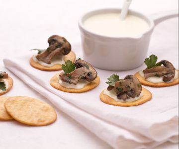 Fladen mit Pilzen und Fontina-Fondue