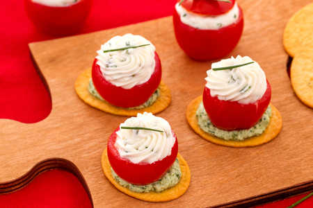 Fladenbrote mit mit Käse und Rucola gefüllten Kirschtomaten