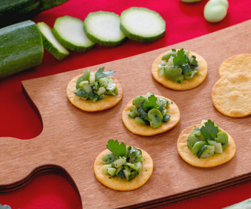 Fladenbrote mit dicken Bohnen und sautierten Zucchini