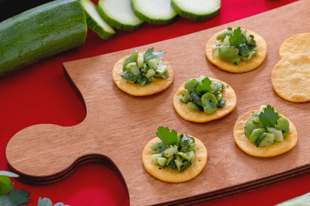 Fladenbrote mit dicken Bohnen und sautierten Zucchini