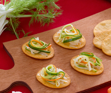 Fladenbrote mit Gemüsestreifen und Asiago