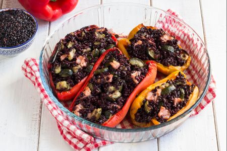 Gefüllte Paprika mit schwarzem Reis, Lachs und Zucchini